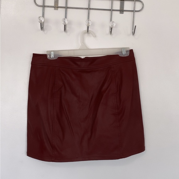 Express Burgundy skirt - Picture 2 of 2